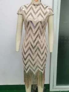 Sexy champagnerfarbenes Paillettenkleid mit Wellenmuster und Fransen am Saum