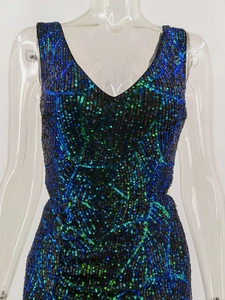 Détail macro d'une robe sans manches à col en V avec paillettes bleues et vertes