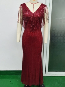 Robe de soirée élégante à paillettes bordeaux avec col à franges et coupe sirène