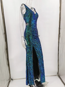 Détail de la robe de soirée à paillettes avec découpe taille et fente haute sexy