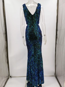 Détail des paillettes bleu-vert sur une robe de soirée dos nu avec découpes à la taille
