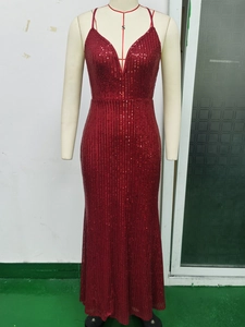 Dunkelrotes Pailletten-Abendkleid mit dünnen Trägern und einer schlanken Meerjungfrau-Silhouette