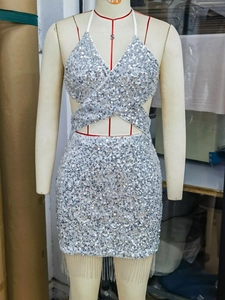 Sexy silbernes Pailletten-Zweiteiler-Minikleid mit Neckholder und Fransenverzierung