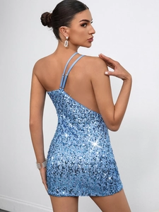 Détail de la mini robe bleue à paillettes avec bretelles croisées et coupe ajustée