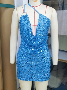 Robe de cocktail pailletée bleue avec décolleté en V plongeant et anneau métallique