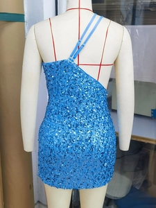 Détail d'une mini robe bleue à paillettes avec dos nu et doubles bretelles fines