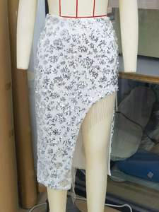 Jupe midi sexy à paillettes argentées avec coupe asymétrique et longues franges