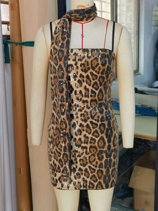 Mini robe sexy à paillettes léopard avec écharpe assortie pour un look d'été audacieux