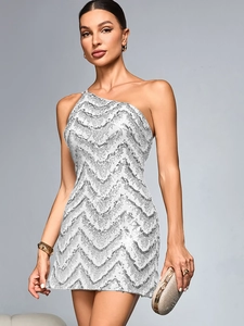 Détail de la robe à paillettes argentées avec texture géométrique ondulée et brillante