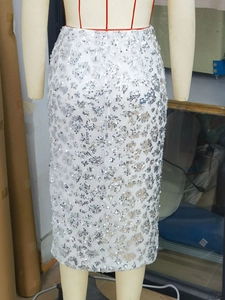 Vue détaillée du motif léopard à paillettes sur le tissu de la jupe midi taille haute