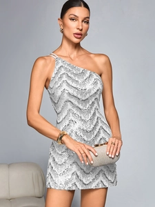 Détail de paillettes scintillantes en zigzag sur une robe de soirée blanche asymétrique