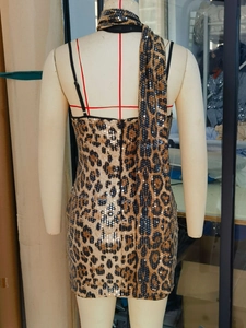 Détail du dos de robe léopard à paillettes avec zip invisible et écharpe assortie