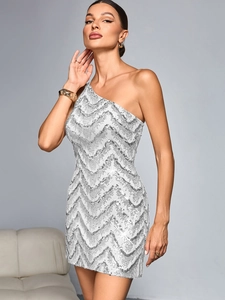 Détails des motifs à vagues et paillettes argentées sur la robe de soirée asymétrique