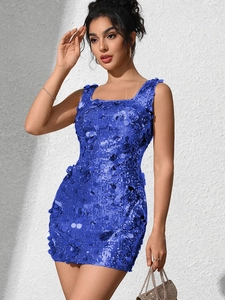 Détail de la mini-robe à paillettes bleu roi avec décolleté carré et design sans manches