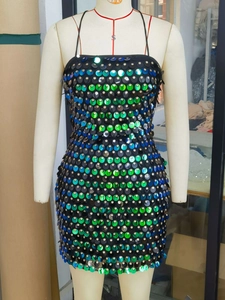 Robe mini sexy à paillettes dos nu avec fines bretelles en vert et bleu scintillant