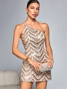Robe mini sexy à paillettes champagne avec épaule dénudée et motifs ondulés élégants