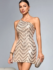 Détail d'une robe de soirée à paillettes champagne avec motif à vagues et épaule nue
