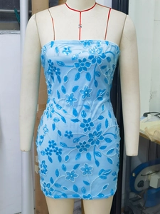 Robe moulante bleu clair élégante avec broderie florale à paillettes et sans bretelles
