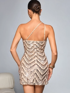 Détail d'une robe mini à paillettes avec motifs chevrons dorés et argentés et dos nu