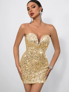 Detailansicht der goldenen Pailletten und des herzförmigen Ausschnitts an diesem Minikleid