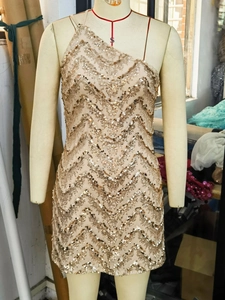 Robe moulante à paillettes champagne doré avec une épaule et motif à vagues