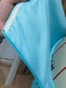 Détail de la robe à paillettes bleu clair avec fermeture éclair durable et coutures fines