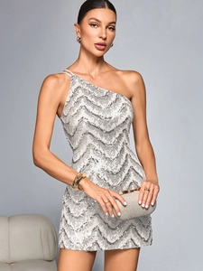Robe de soirée à paillettes argentées avec coupe asymétrique et motifs ondulés