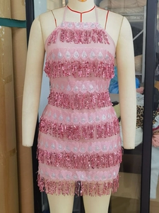 Robe courte rose sexy avec licou et détails de franges à paillettes pour soirées chic