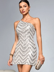 Gros plan sur les motifs de paillettes argentées d'une mini-robe de soirée asymétrique