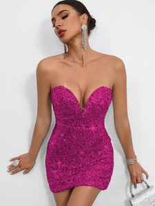 Detailaufnahme des glitzernden Paillettenkleids in Pink mit Fokus auf Stoff und Textur