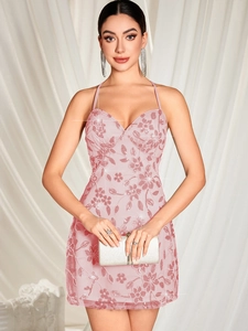 Gros plan exquis sur la robe en dentelle rose avec paillettes et fines bretelles