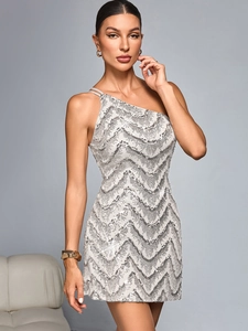 Détails des paillettes argentées à motif ondulé sur une robe de soirée sexy à une épaule