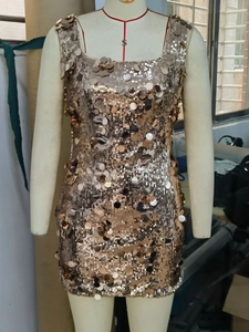 Mini-robe à paillettes dorée champagne sans manches avec détails floraux en 3D sur mannequin