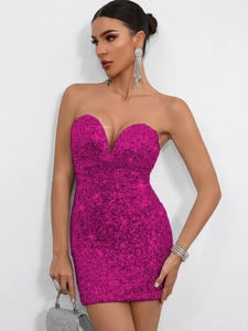 Detail der fuchsienroten Pailletten und V-Ausschnitt an einem engen Cocktailkleid