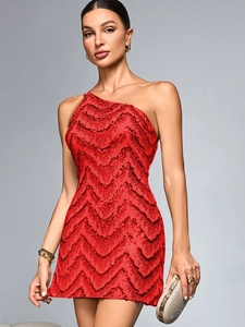 Détail d'une robe de soirée à paillettes rouges avec coupe asymétrique et motif zigzag