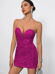 Detail von pinkem Pailletten-Minikleid mit Herz-Ausschnitt für Party-Looks