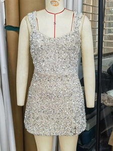 Robe de soirée courte à paillettes argentées sans manches avec coupe ajustée et col en U