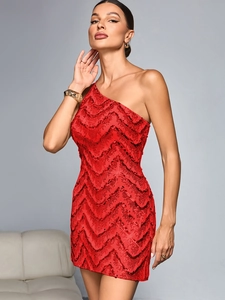 Détail de la texture ondulée de sequins rouges étincelants sur la robe de soirée