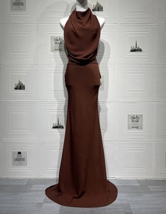 Détail de la robe marron à col bénitier avec taille à paillettes et ourlet élégant