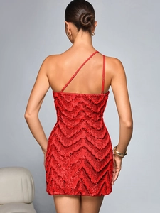Détail de la mini-robe à paillettes rouges avec dos nu asymétrique et motif à chevrons