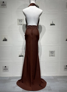 Détail des paillettes et des broderies de perles sur une robe de soirée dos nu marron