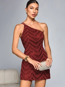 Gros plan de paillettes rouge foncé en vagues sur une robe de soirée asymétrique