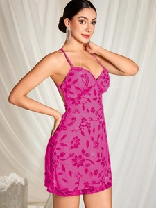 Détail de la robe pailletée fuchsia avec broderie florale et fines bretelles spaghetti