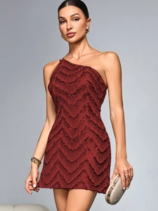Détail de robe de soirée à paillettes bordeaux avec motifs vagues et coupe asymétrique