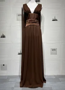 Dettaglio dell'elegante abito lungo marrone scuro con scollo a V e vita alta a pieghe