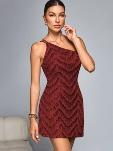 Détails de la robe de soirée à paillettes bordeaux avec motifs ondulés et épaule nue