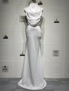 Détails de la robe de soirée blanche à col bénitier et ornements pailletés à la taille