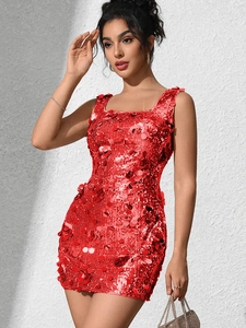 Gros plan de paillettes rouges denses et texture métallique sur une robe de soirée sans manches