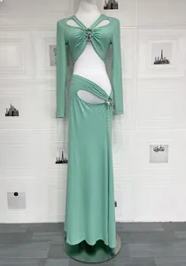 Détail de la robe deux pièces vert menthe avec rivets argentés et découpes évidées
