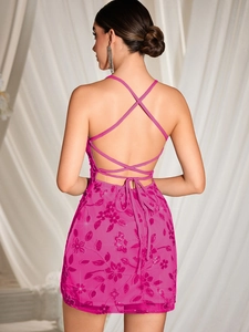 Détail du dos d'une robe fuchsia à paillettes avec des fines bretelles croisées